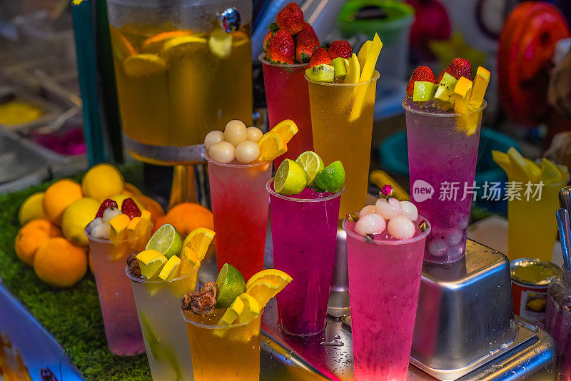 在吉隆坡市场的Jalan Alor街头小吃中，许多冰沙和饮料都装在塑料杯里